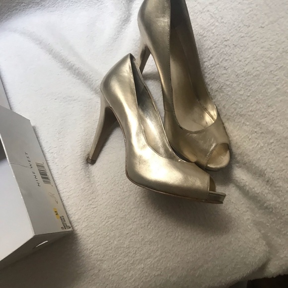 Nine West Gold Open Toes Shoes - Picture 4 of 7